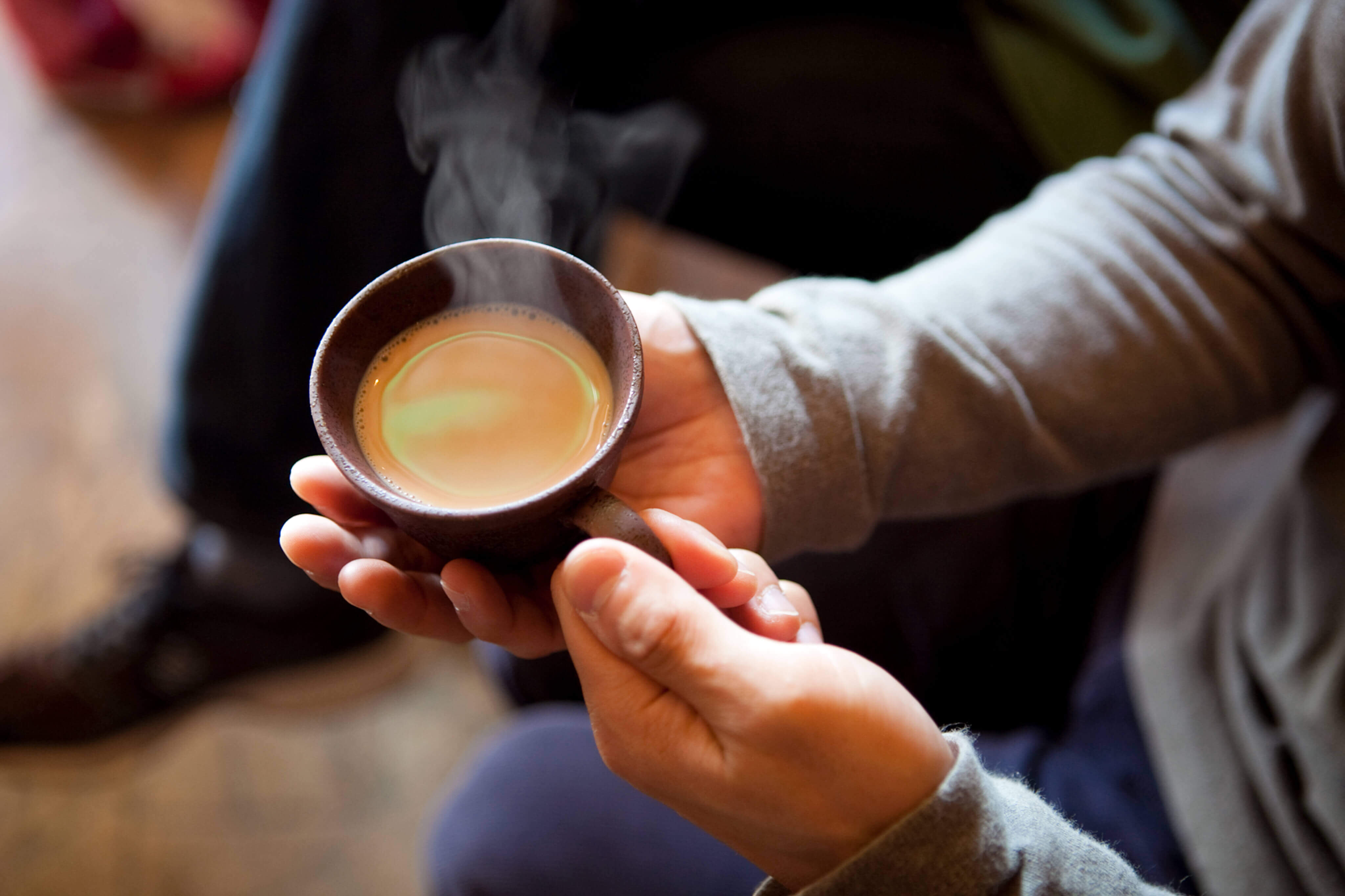 手元のコーヒーの写真