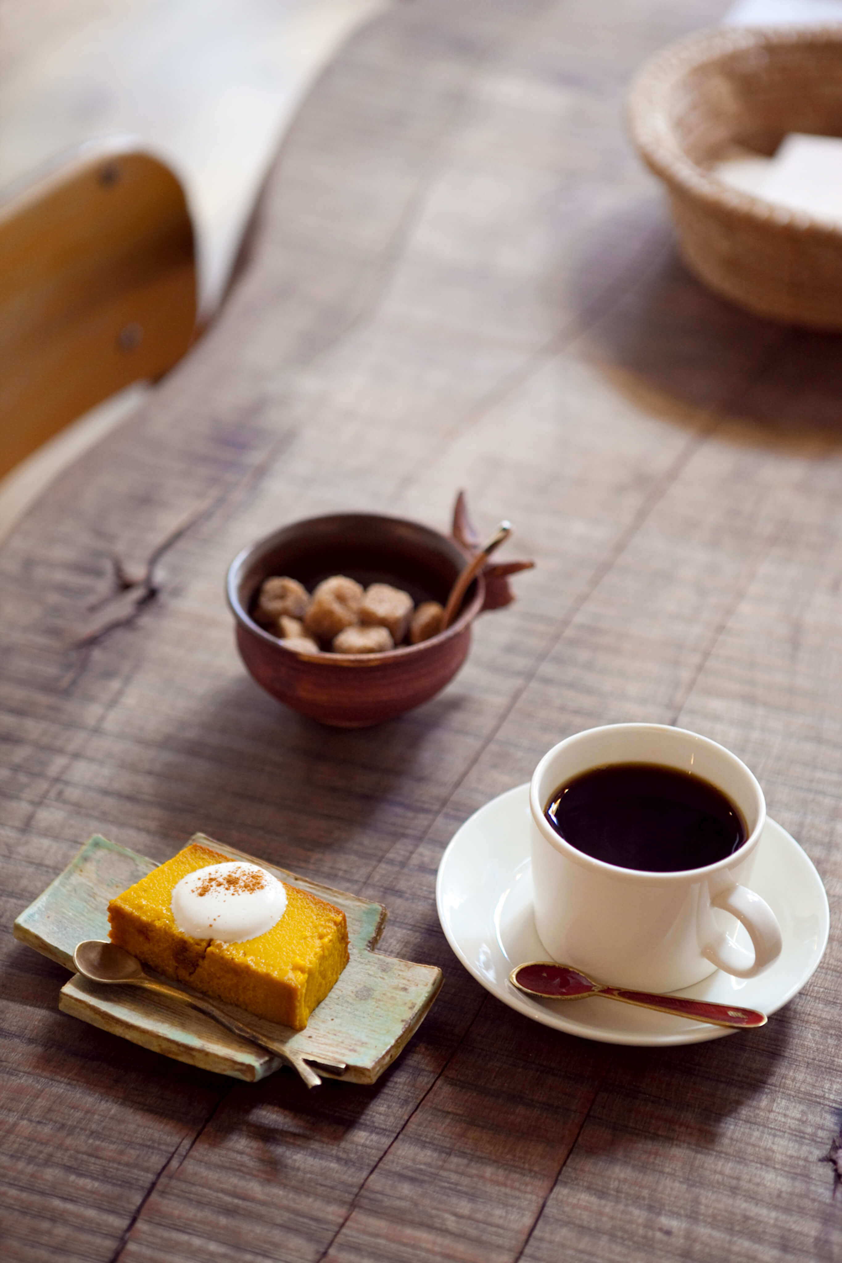 パウンドケーキとコーヒーの写真