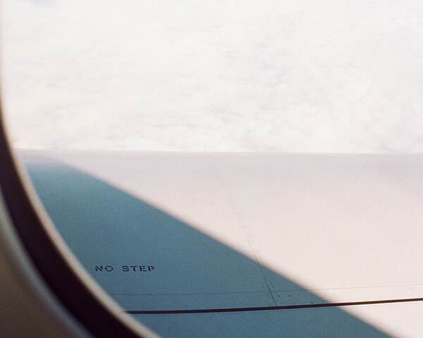 飛行機内から見る翼の写真